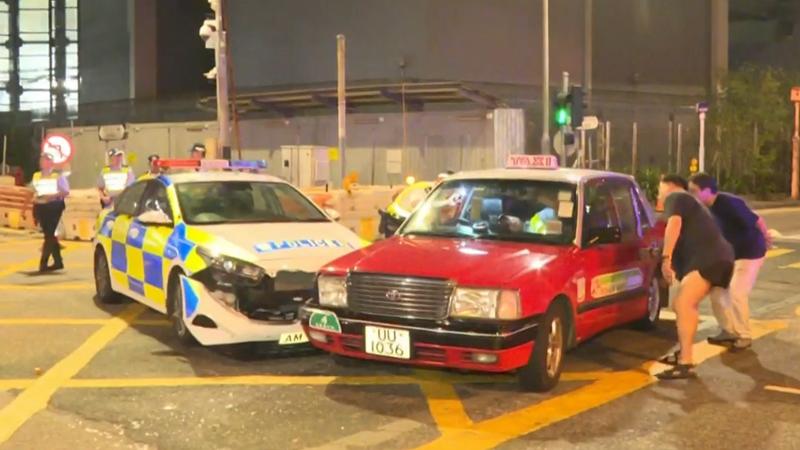 油麻地警車與的士相撞無人傷，正調查是否有人衝燈。(有線新聞截圖)