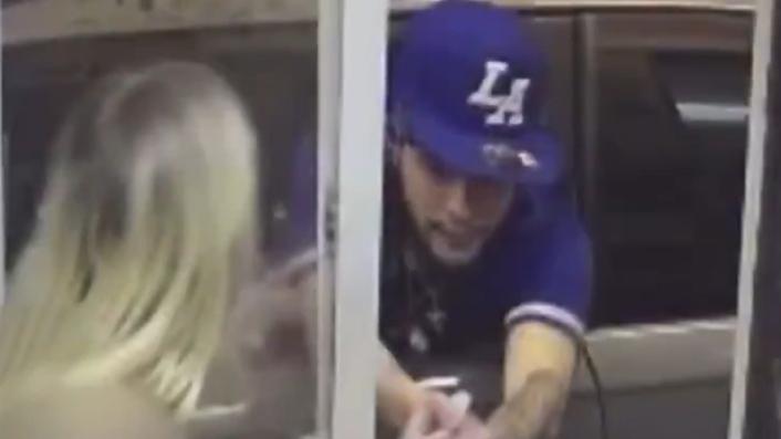 比堅尼女店員遞外賣被猛扯出外賣窗，19歲仔企圖綁架咁解釋。(X)