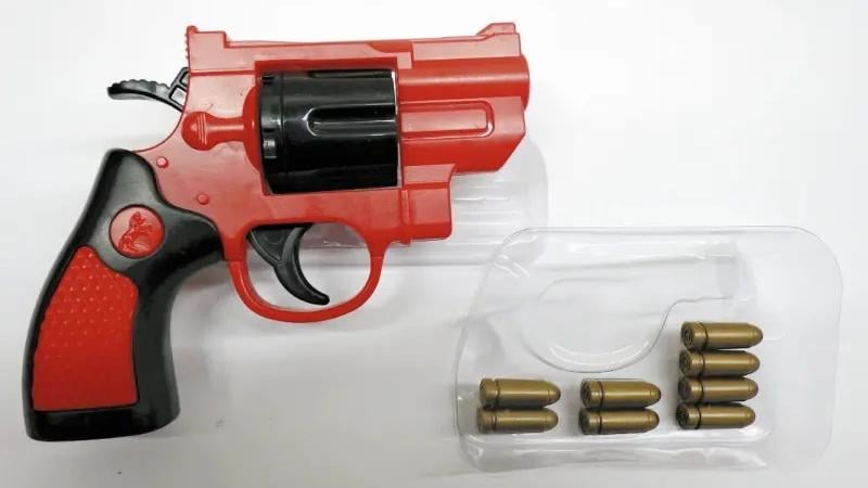 中國製玩具手槍可發射實彈，日本1.6萬支流出僅回收16%。(網上圖片)