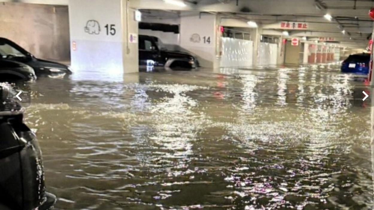 日本三重縣暴雨停車場淹浸280輛車，車Cam直擊大叔駕車驚險逃生。(YouTube)