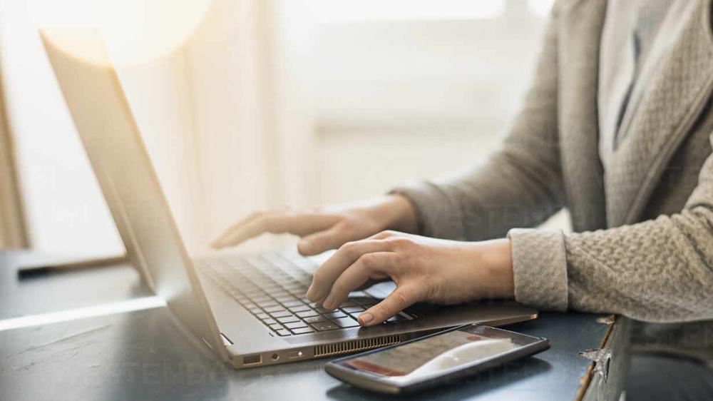 女會計返工網購遭解僱怒告公司，一原因獲賠近15萬元。(網上圖片)