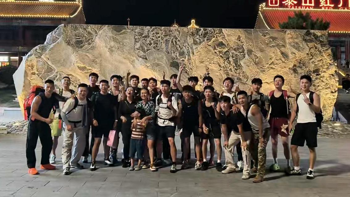 兩女花3萬請24小鮮陪登泰山，小朋友被抱上山全程腳不落地。(微博)