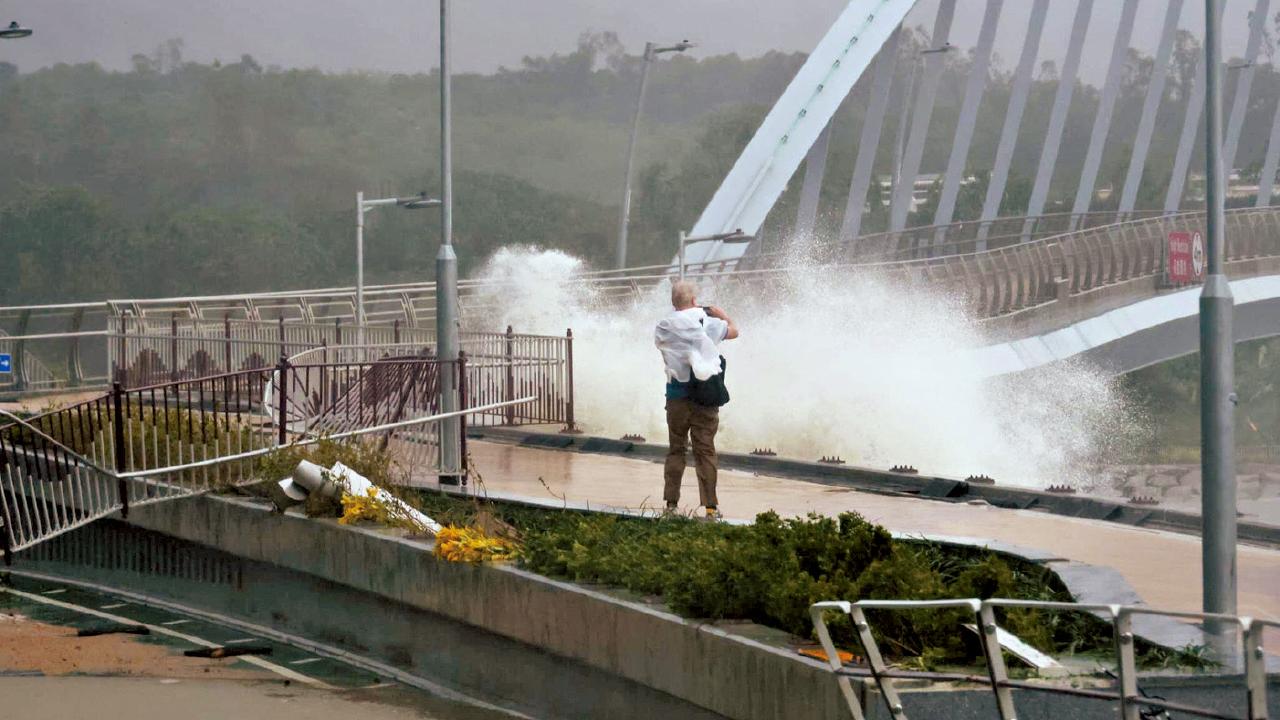 樺加沙肆虐全港 市民無懼照追風 議員倡風暴期間禁止進入沿岸