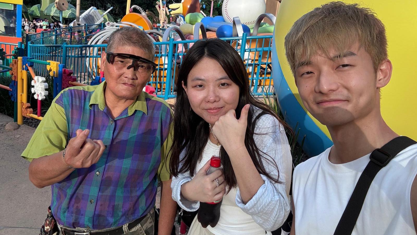 TT(右)與蝦爹(左)、蝦女(中)一起遊覽樂園，和樂融融。