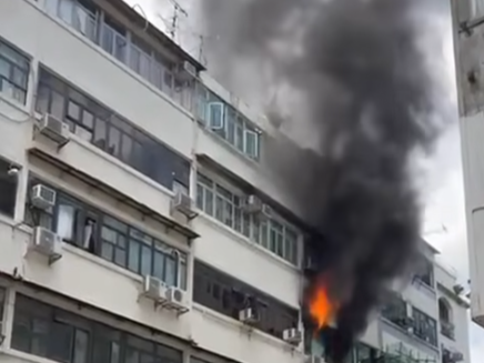 粉嶺聯和墟唐樓起火冒黑煙，消防到場救熄。(馬路的事討論區)