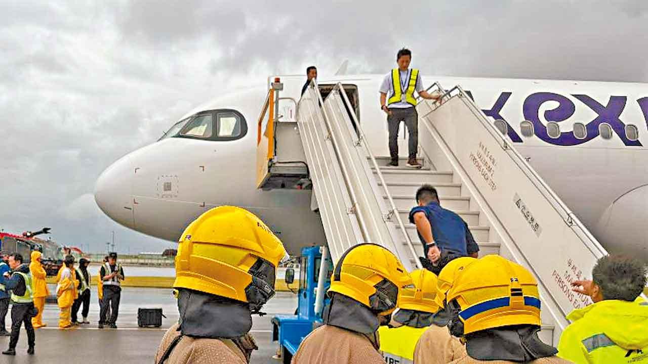 香港快運客機降落後偏離跑道撞指示牌 機上137人幸無受傷 專家指降落安全與颱風警告無直接關係