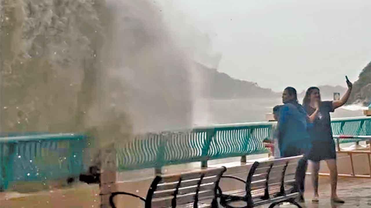 風暴下勿追風逐浪！母與友人帶童觀浪被捕涉疏忽照顧 鄧炳強稱研家長帶子女犯險是否違法