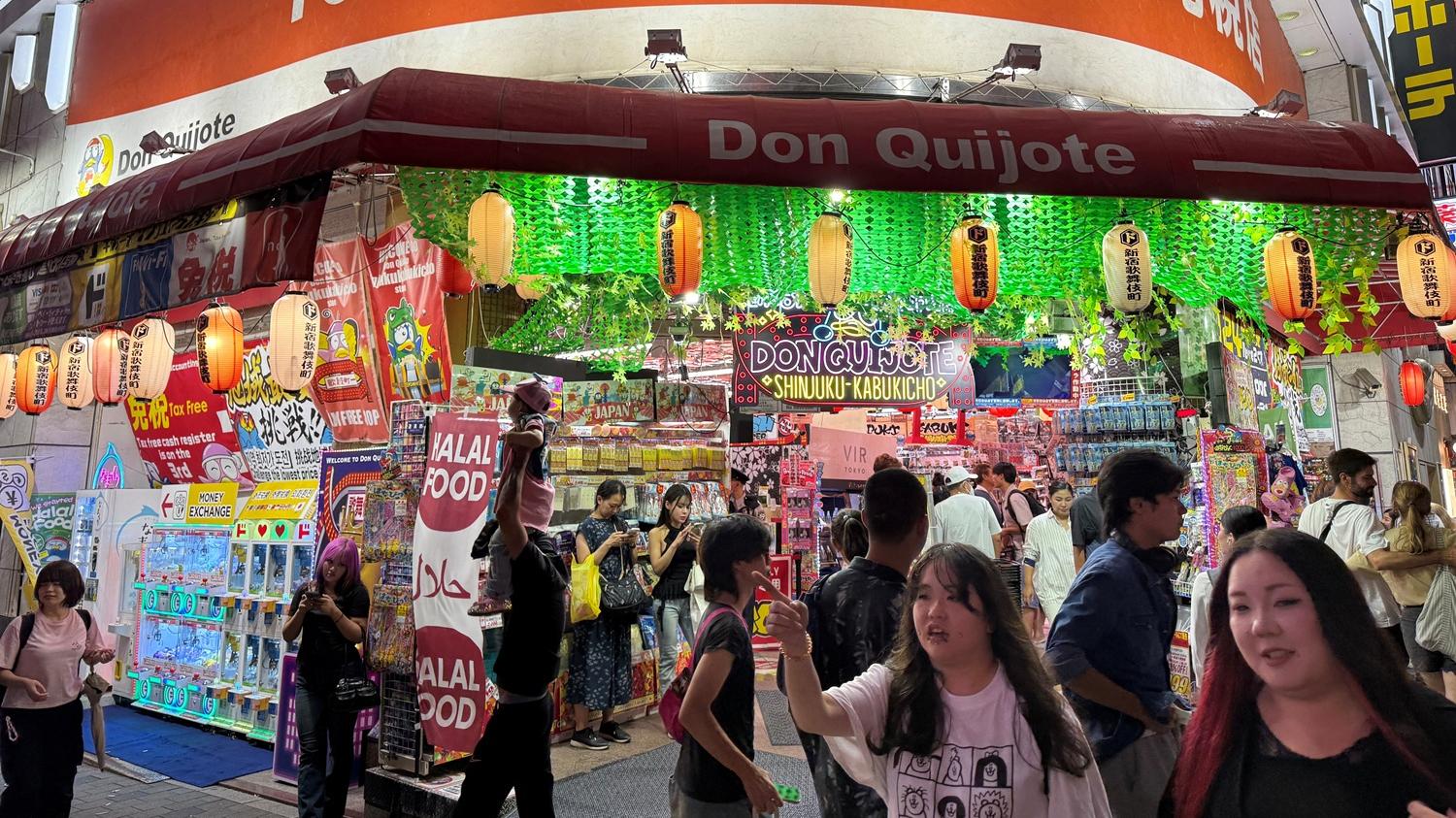 新宿歌舞伎町唐吉訶德。(路透社)