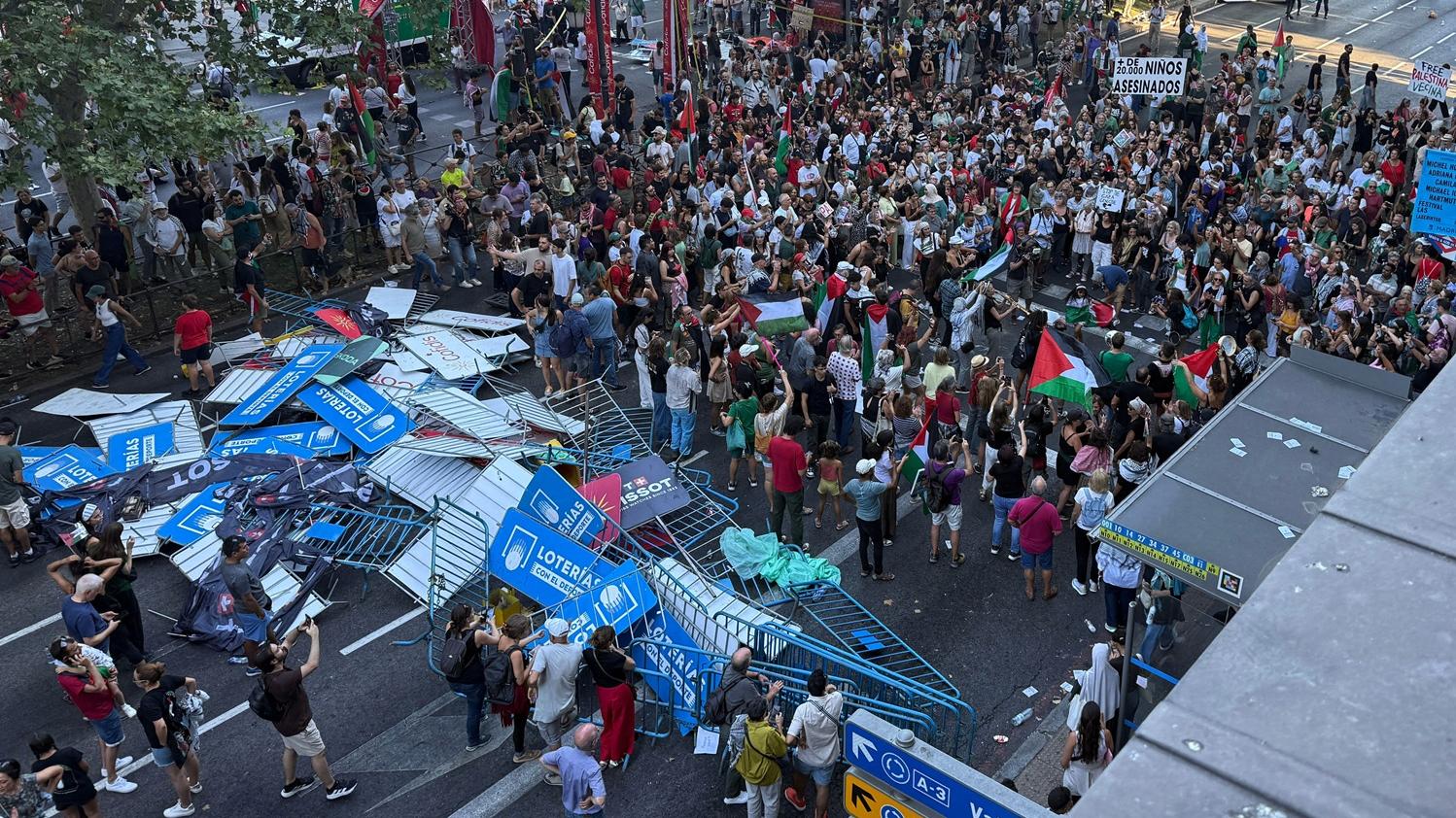 示威者推倒鐵馬令環西班牙單車賽最後一站腰斬。(路透社)