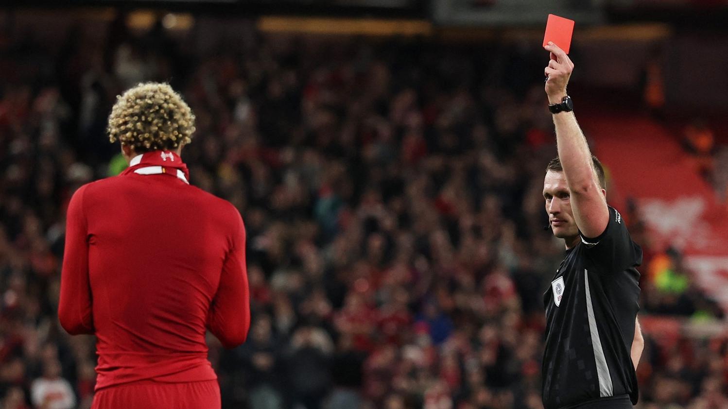 伊傑迪基入球後除衫慶祝，兩黃一紅被逐。(路透社)