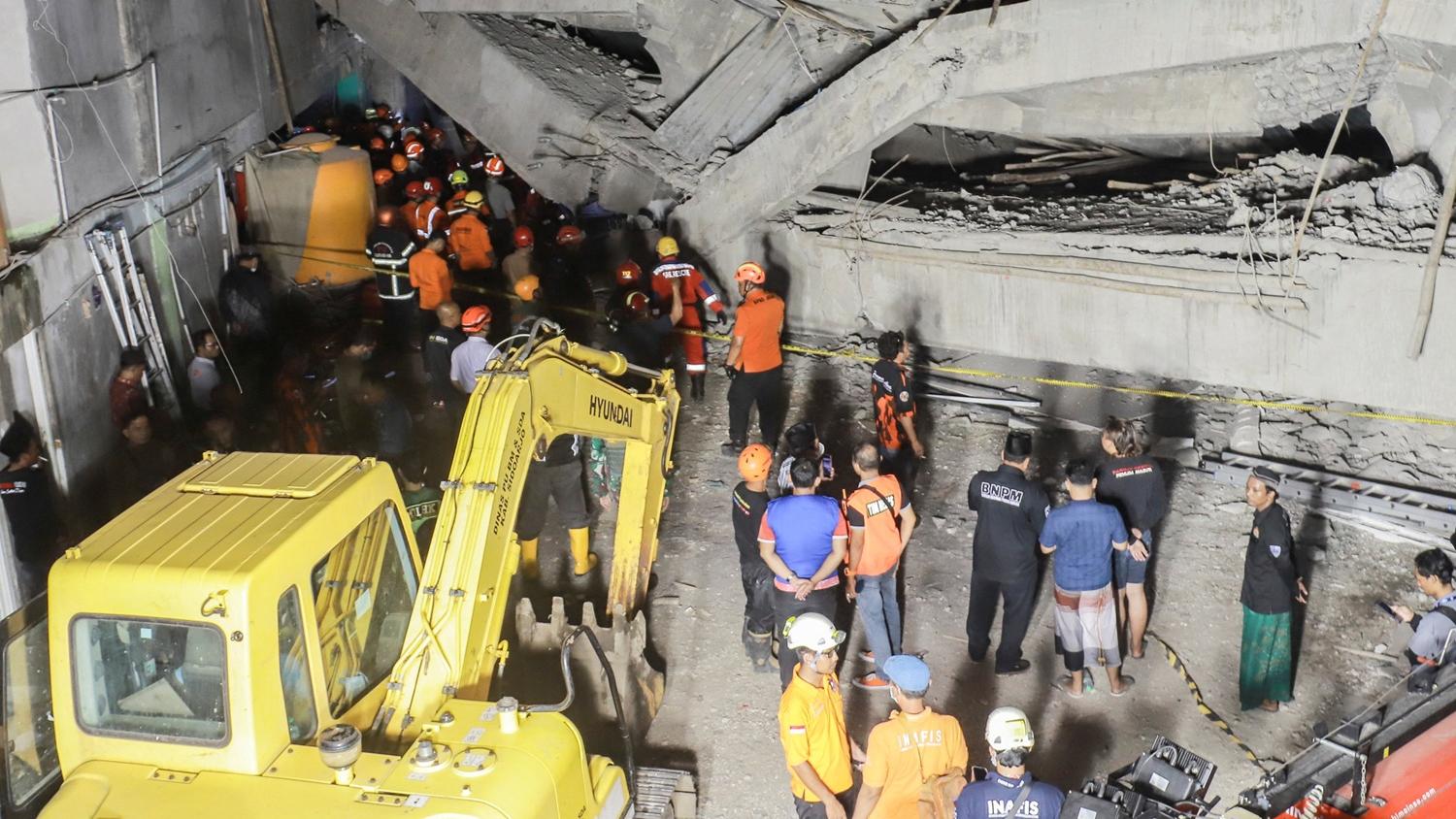 印尼一間寄宿學校發生倒塌事故。(路透社)