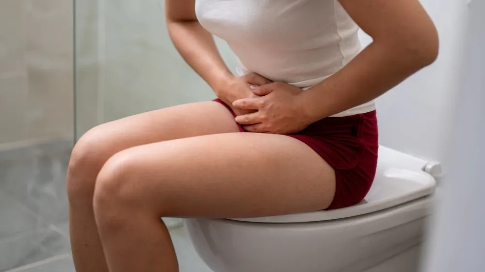 日常也應注意生活習慣，每日攝取足夠水分、避免憋尿，以降低泌尿道感染與結石風險。若出現頻尿、血尿或腰痛等異常症狀，應立即就醫檢查。