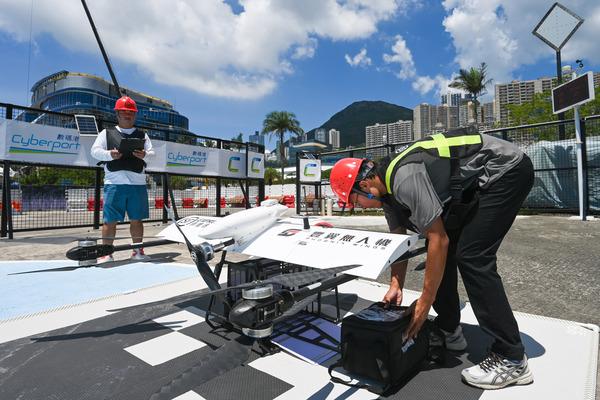 順豐香港首條無人機航線啟航，配送醫療物資往來數碼港長洲。(政府新聞網)