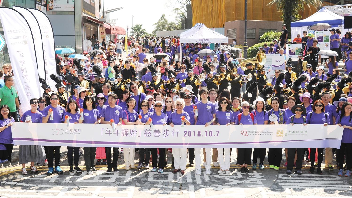 婦產科教授及醫護人員積極參與昔日的慈善步行日活動，展現專業與熱誠，與各界市民攜手支持癌症防治工作。