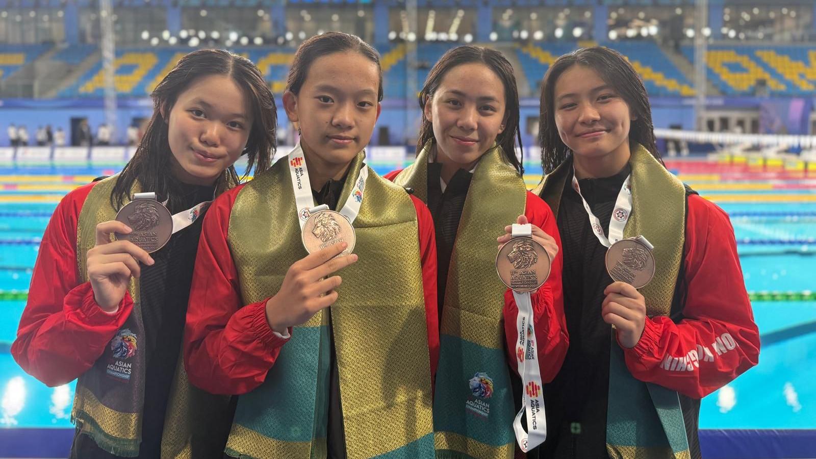 游泳亞錦賽｜(左起）陳梓瑜、高嘉蓮、文薈喬及李芯瑤合力女子4x100米混合泳接力隊奪得銅牌。