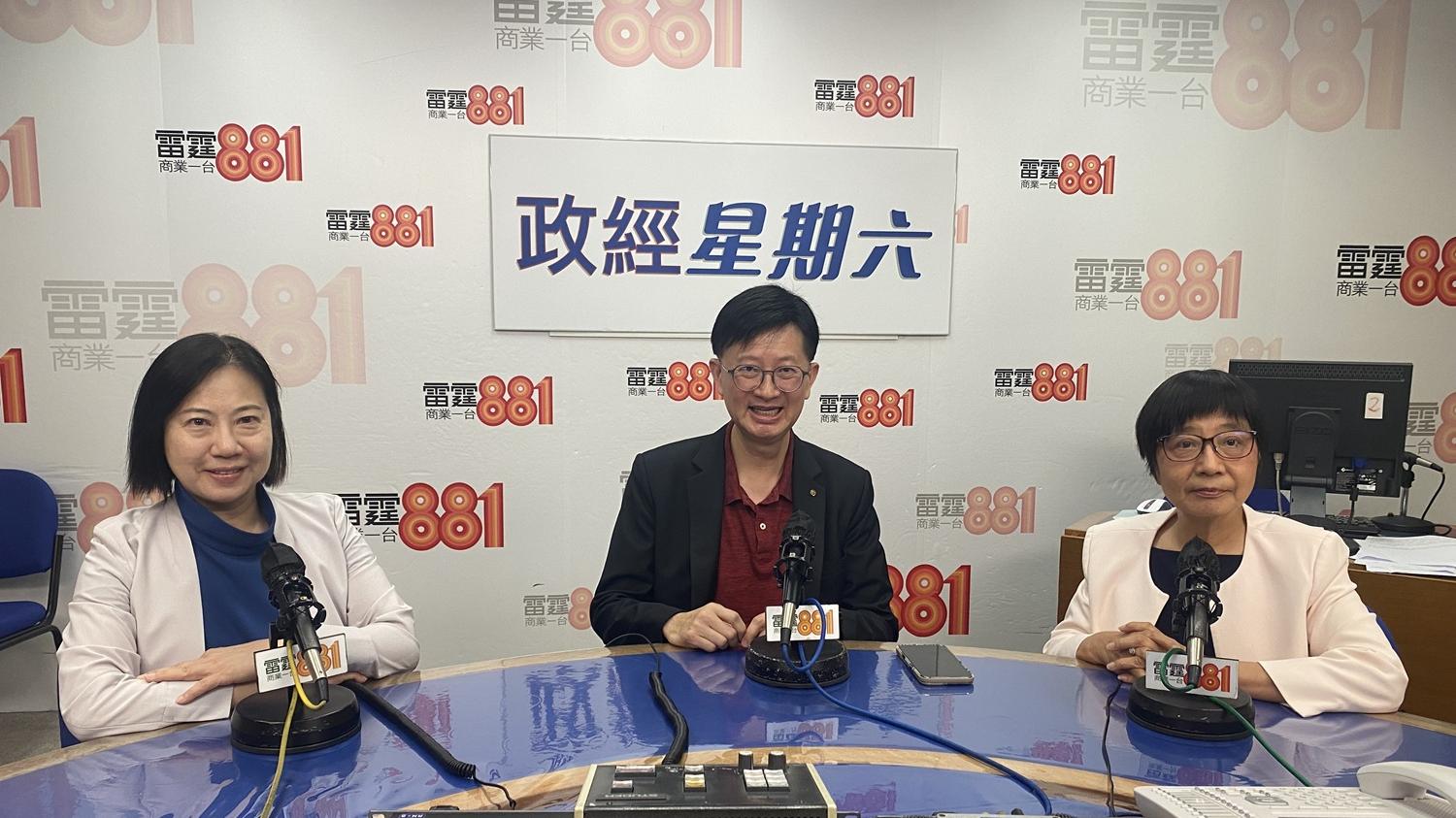 香港吸煙與健康委員會主席湯修齊出席電台節目。(商業電台提供圖片)