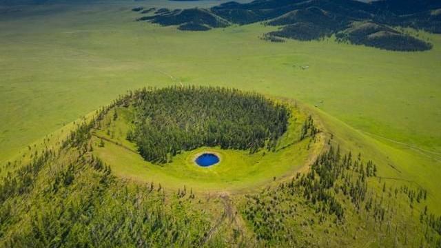 南韓約20歲女遊客蒙古火山拍照 突遇強風失平衡墮下身亡