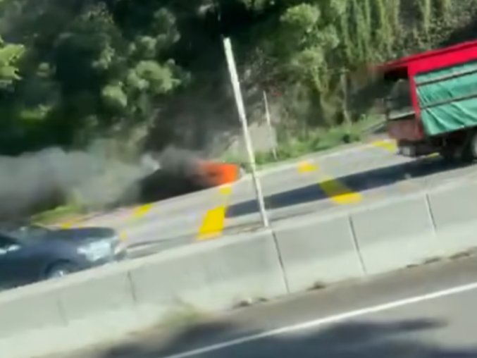 荃灣象鼻山路私家車起火冒煙，司機棄車逃生。(馬路的事 (即時交通資訊台)Facebook)