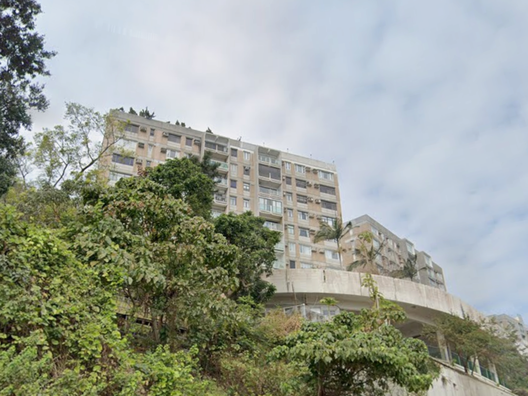 山頂僑福道單位遭爆竊，失值500萬元珠寶。(Google街景截圖)