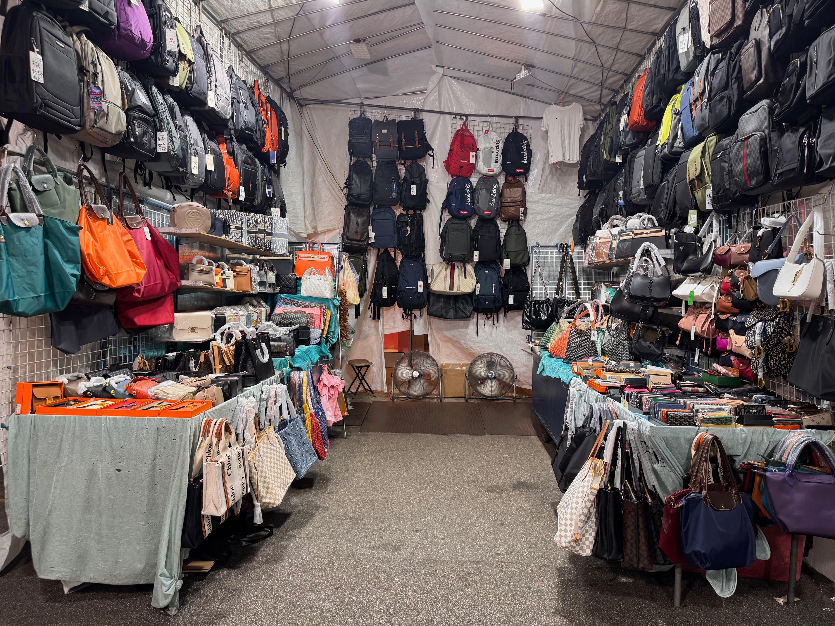 國慶黃金周前夕  海關中英街女人街檢2000懷疑冒牌物品