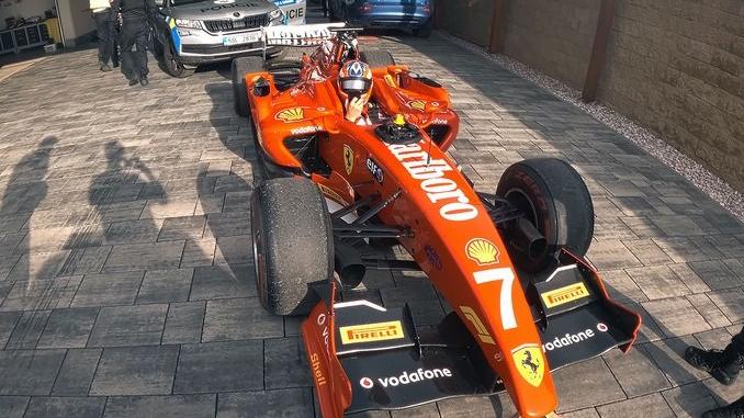 捷克網傳的幽靈跑車終被拘捕。(網上圖片)