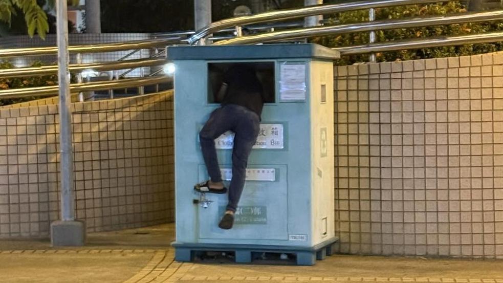 南亞漢爬入回收箱內偷衫(網上截圖)