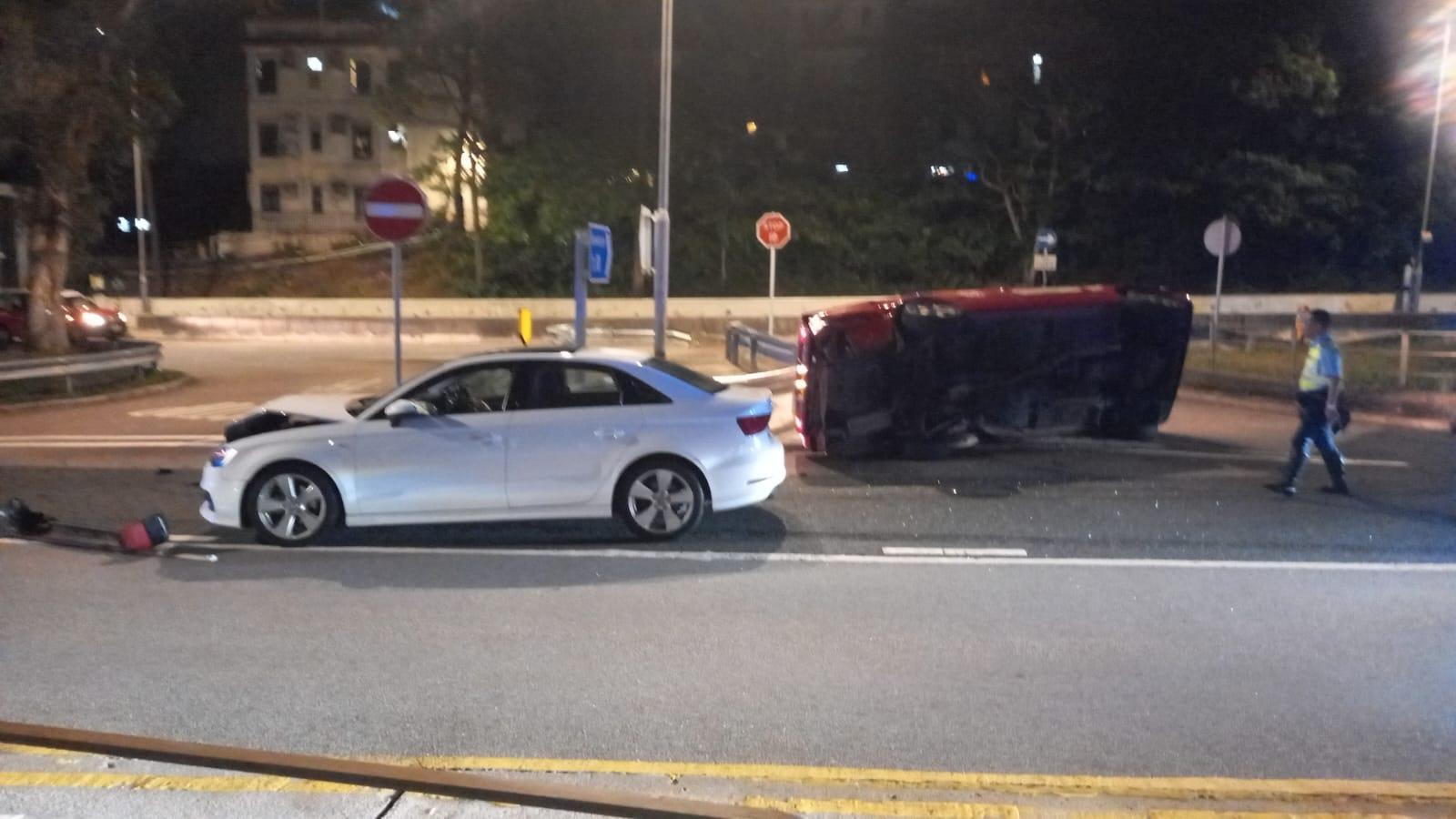 清水灣道的士疑切線遭撞翻，私家車女司機男乘客棄車逃逸。(車cam L（香港群組）)