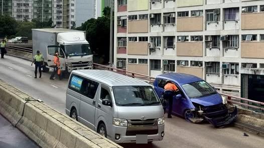 龍翔道發生交通意外。（fb「馬路的事 (即時交通資訊台)」圖片）