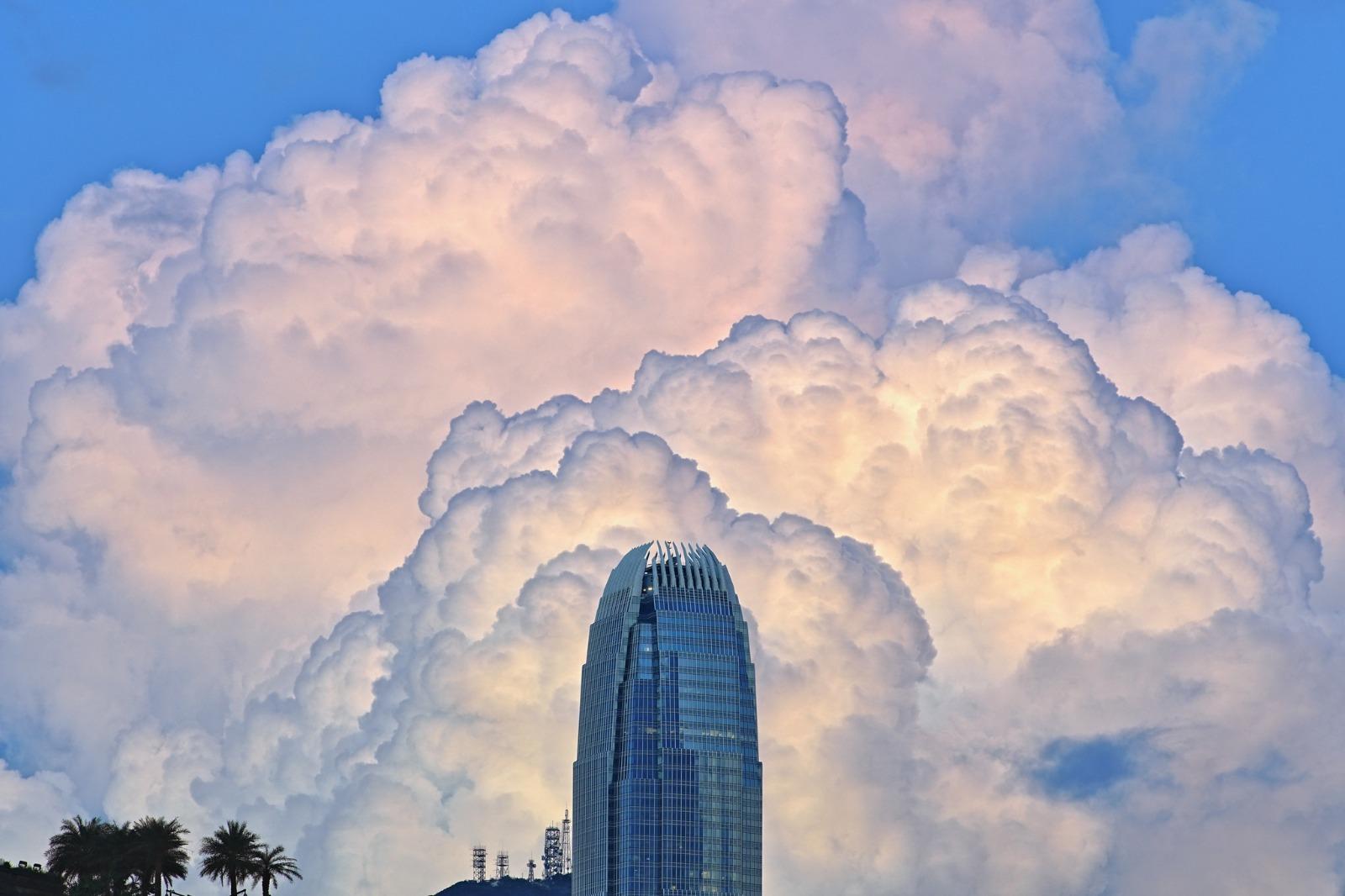 尖東上空漫天「棉花糖」，天文台指有機會帶來大量降雨。(天文台Facebook)