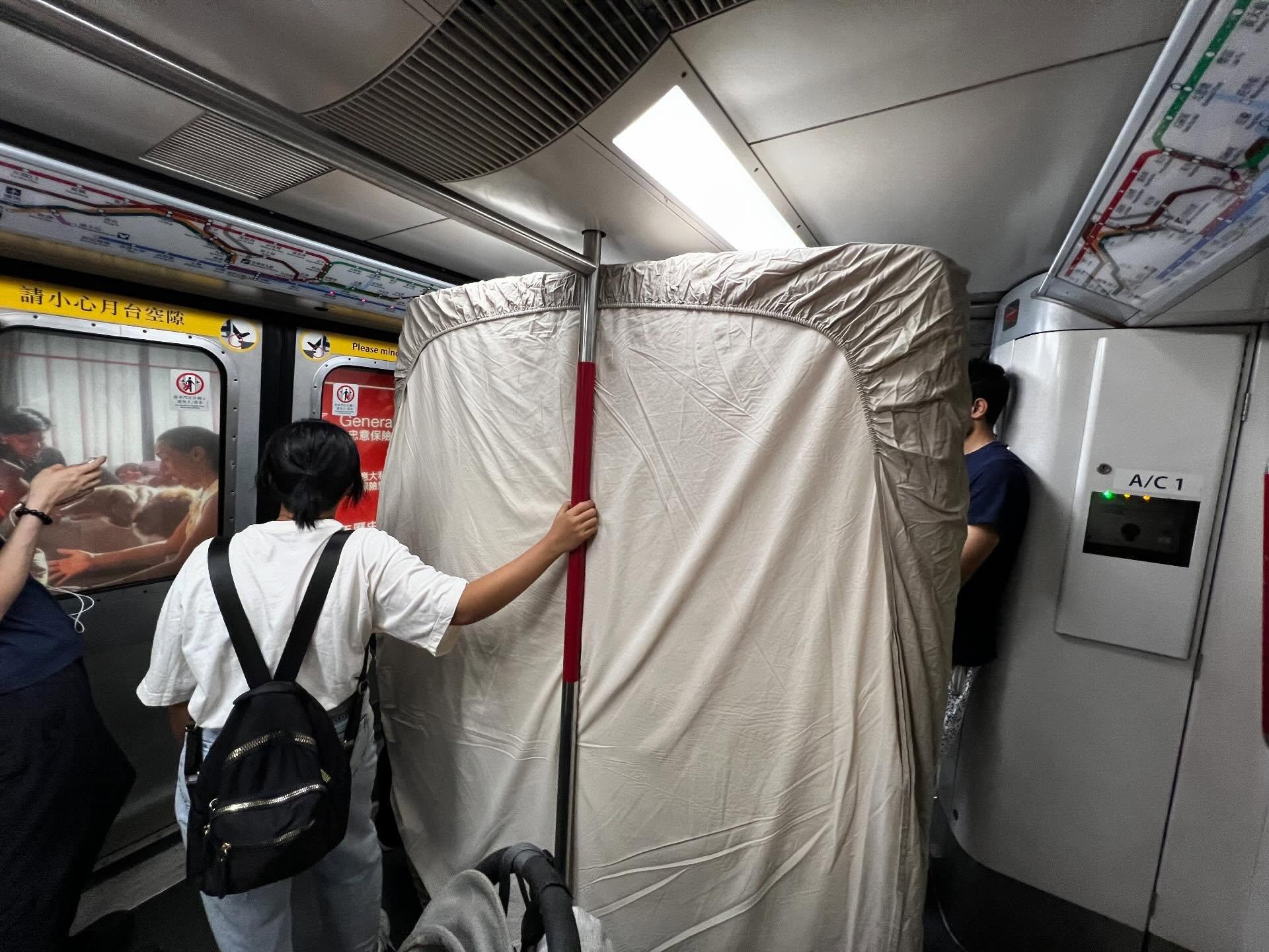 該港男周日(14日)於Threads發文表示，「今日灣仔站見到奇景，想知有無見過比床褥更大嘅物件？」。照片見到，有人搬了一張雙人床褥進入車廂，路線圖可見是港島綫前往銅鑼灣方向，床褥倚靠扶手佔據不少空間，高度幾近可貼車頂。