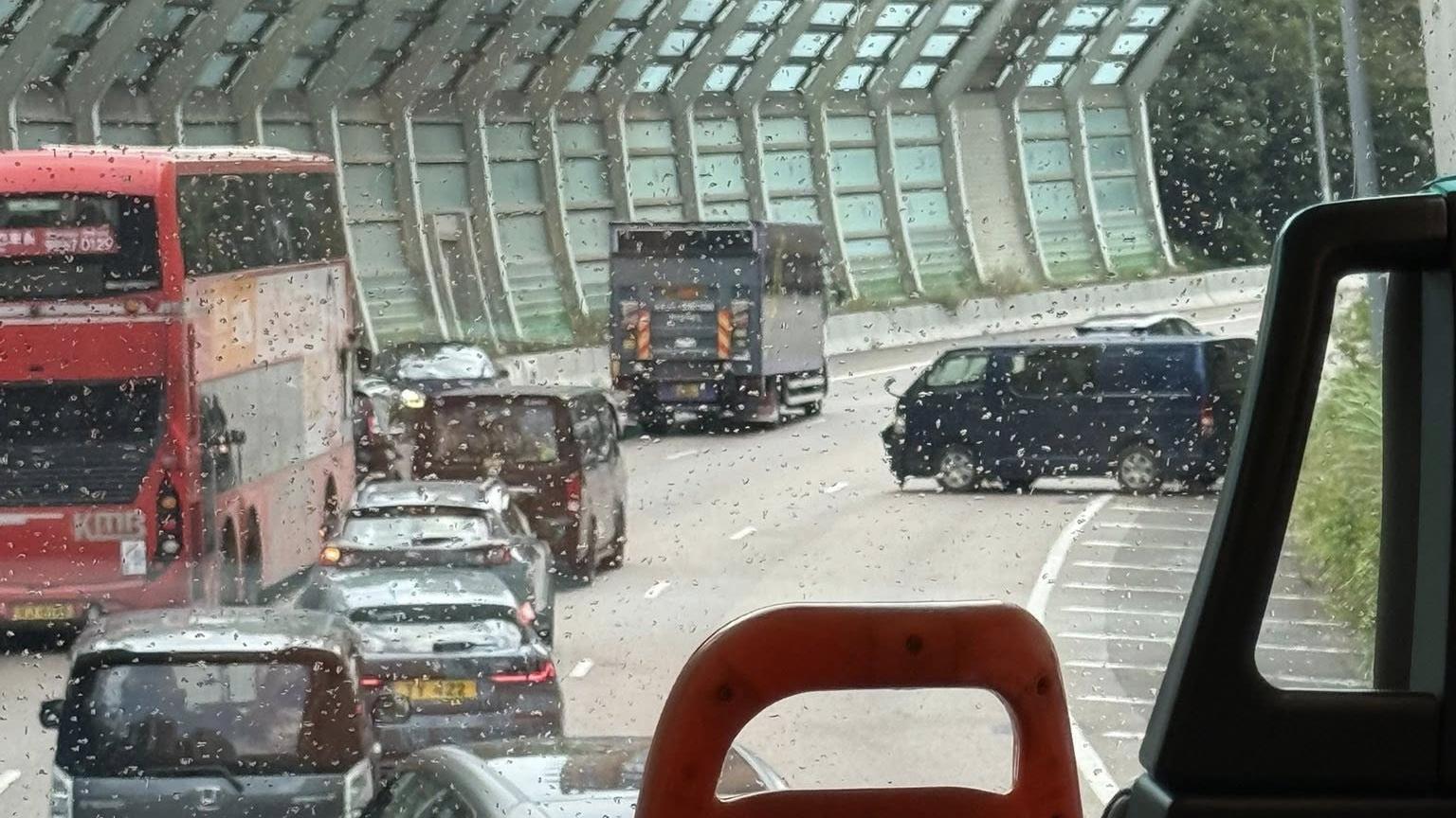 屯門公路發生車禍。（fb「屯門公路塞車關注組」圖片）