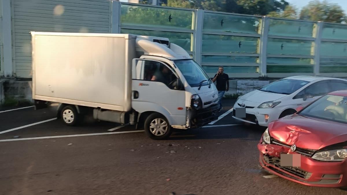 屯門公路發生連環相撞車禍。（fb「車cam L（香港群組）」圖片）