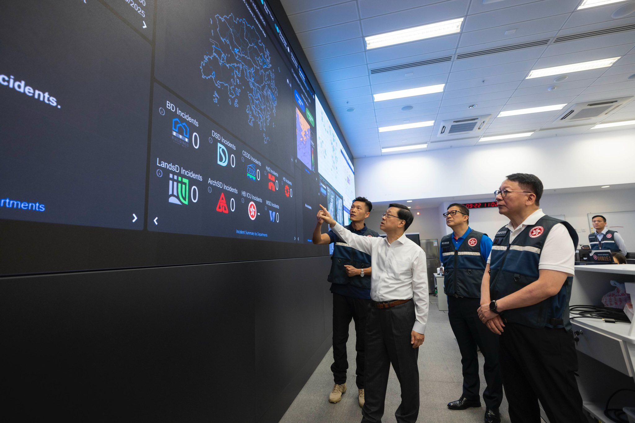 超強颱風樺加沙逐漸逼近香港，行政長官李家超提早啟動緊急事故監察及支援中心，並與政務司司長陳國基及保安局局長鄧炳強舉行會議。(李家超FB)