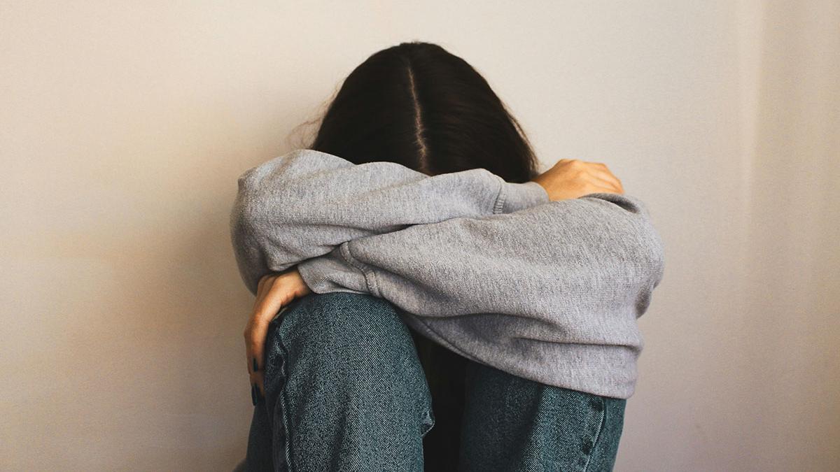 台北一名叔叔與未滿14歲姪女兩度發生性行為，賠償20萬元新台幣後獲判緩刑。(示意圖／Unsplash圖片)