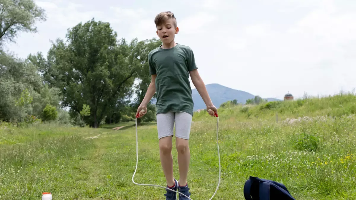 家長減少油炸與含糖食物、增加原型食物比例，養成運動習慣，從全家一起飯後散步開始動起來，讓身體將熱量用於消耗而非儲存。
