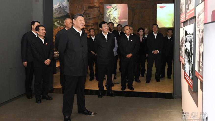習近平參觀新疆自治區成立70周年主題成就展