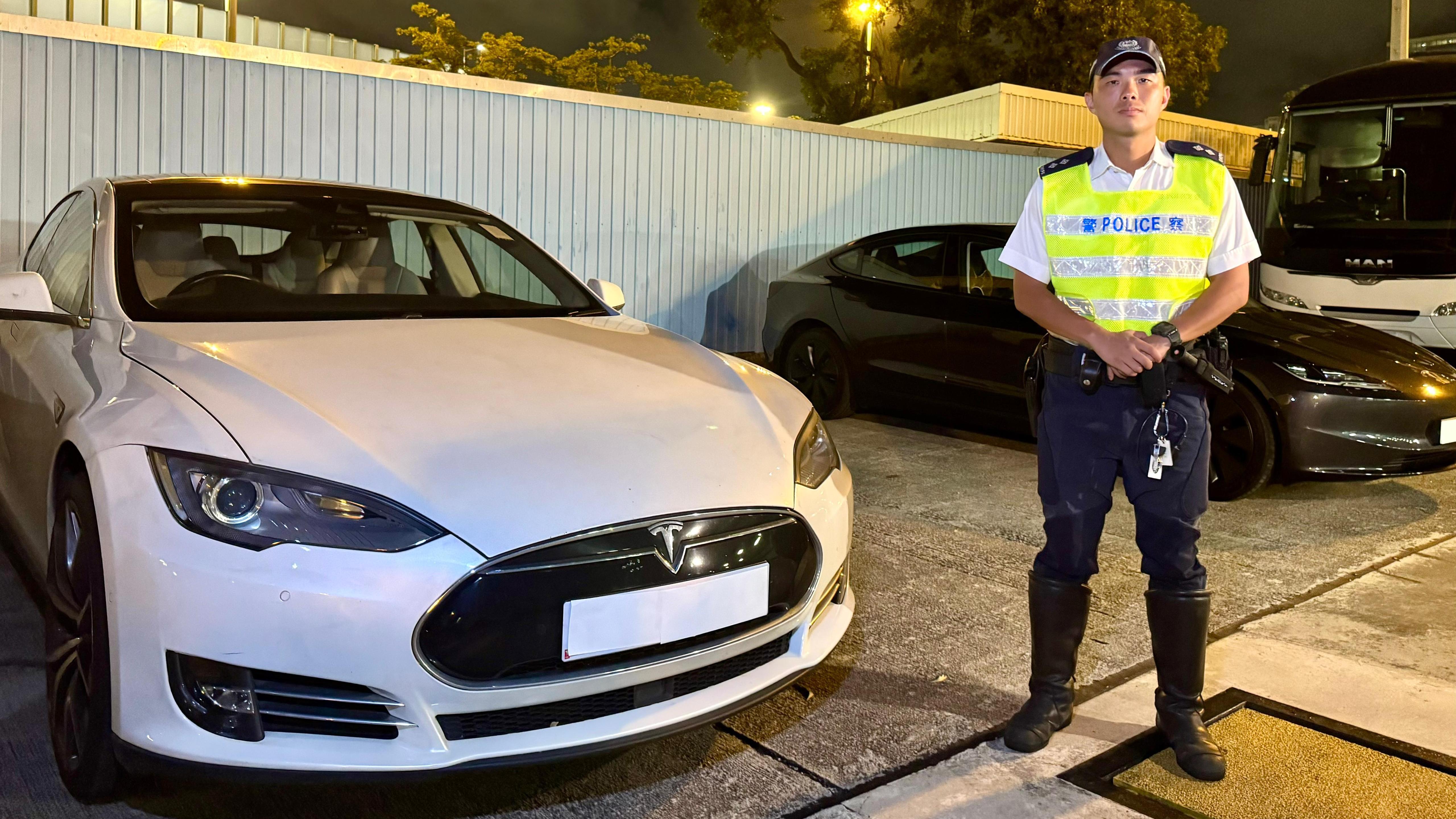 警方扣留2輛私家車。