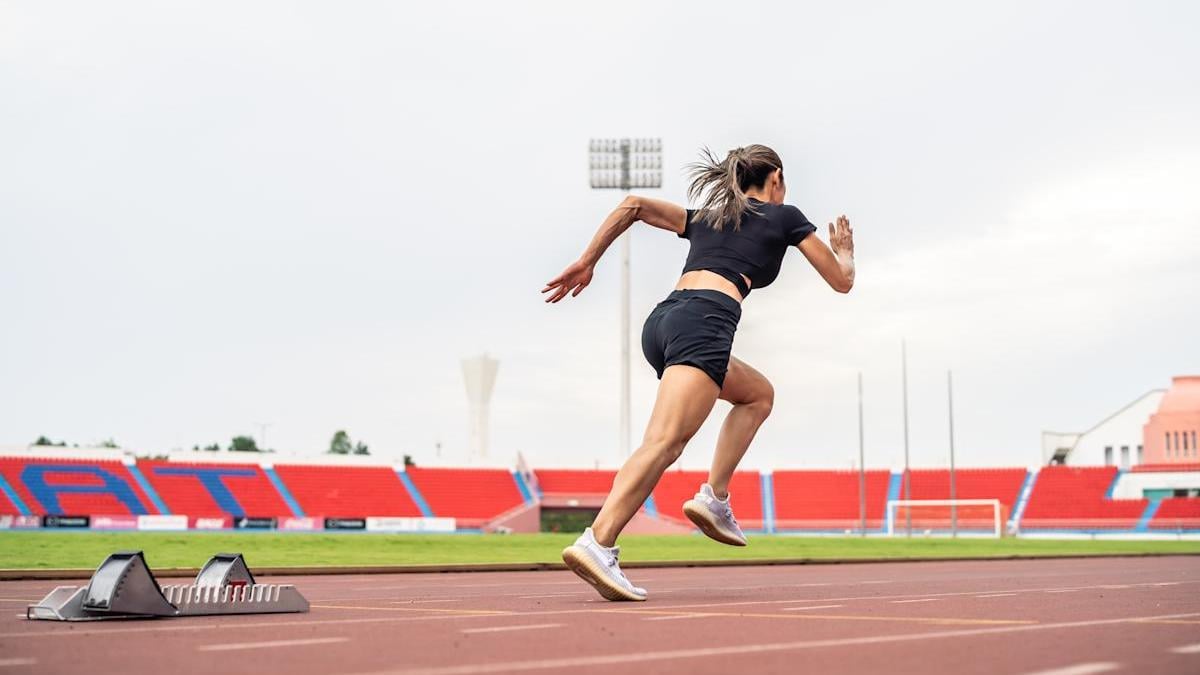 近期愈來愈多專家們開始深入研究運動與女性生理結構之間的關係，包括胸部、月經周期對運動能力的影響，以及為何女性遭遇特定運動傷害，如前十字韌帶(ACL)受傷風險更高，為女性運動員打造更科學、更個人化的訓練新時代。