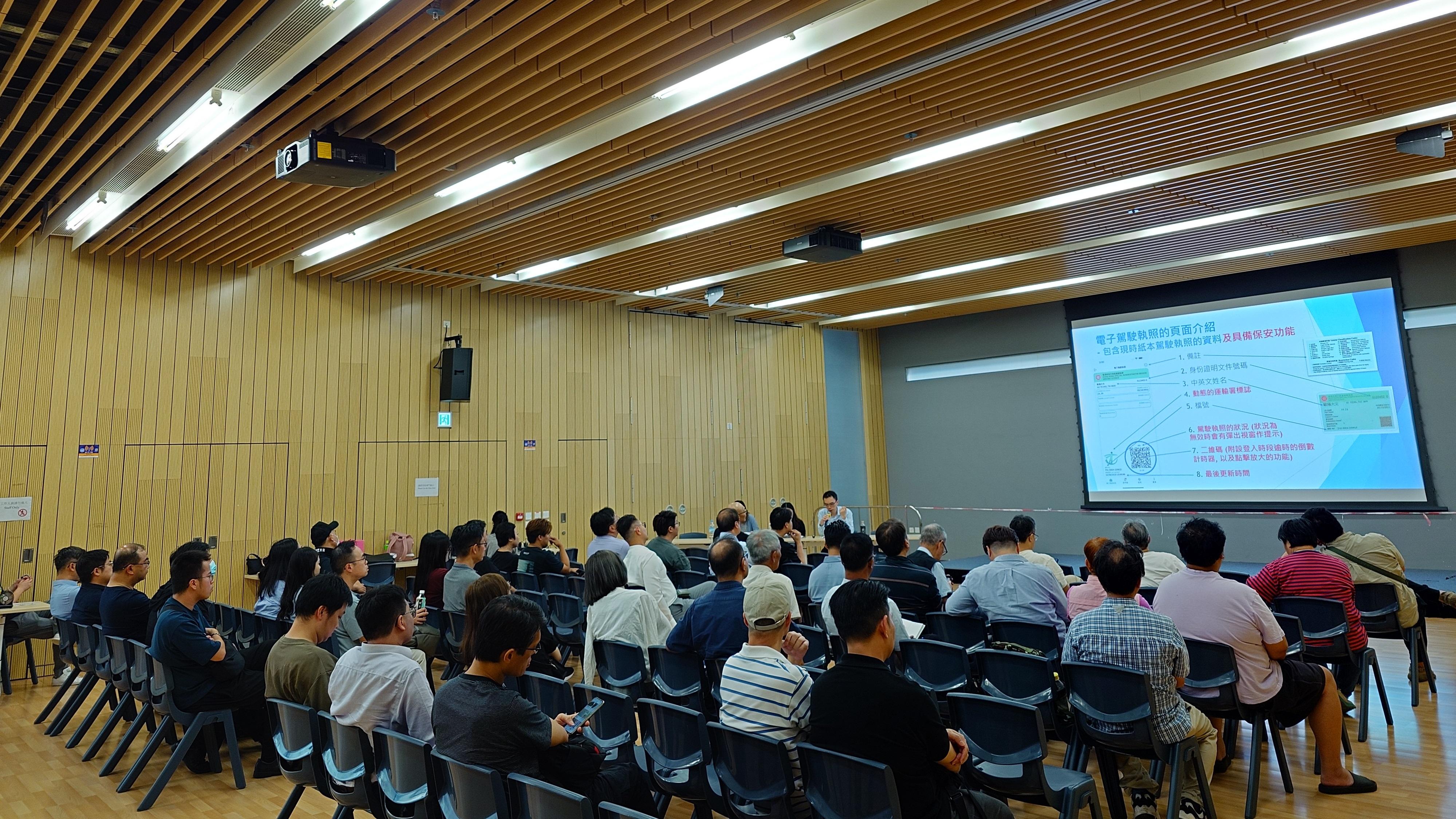 運輸署自8月起先後向運輸業界和駕駛學校代表，簡介電子駕照的使用方法。(政府新聞處)