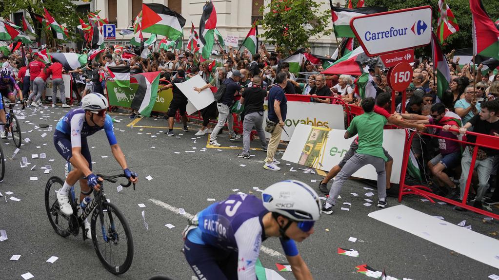 環西班牙單車賽頻繁遭遇親巴勒斯坦的示威。(美聯社)