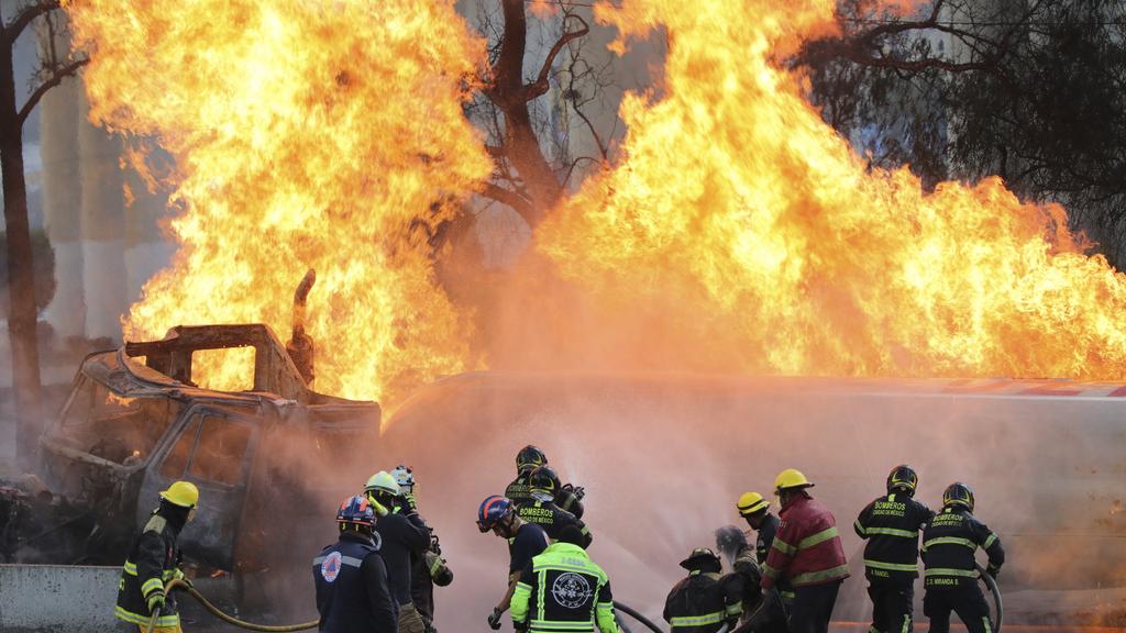 墨西哥運載天然氣貨車反車爆炸，波及多部車輛。（美聯社）
