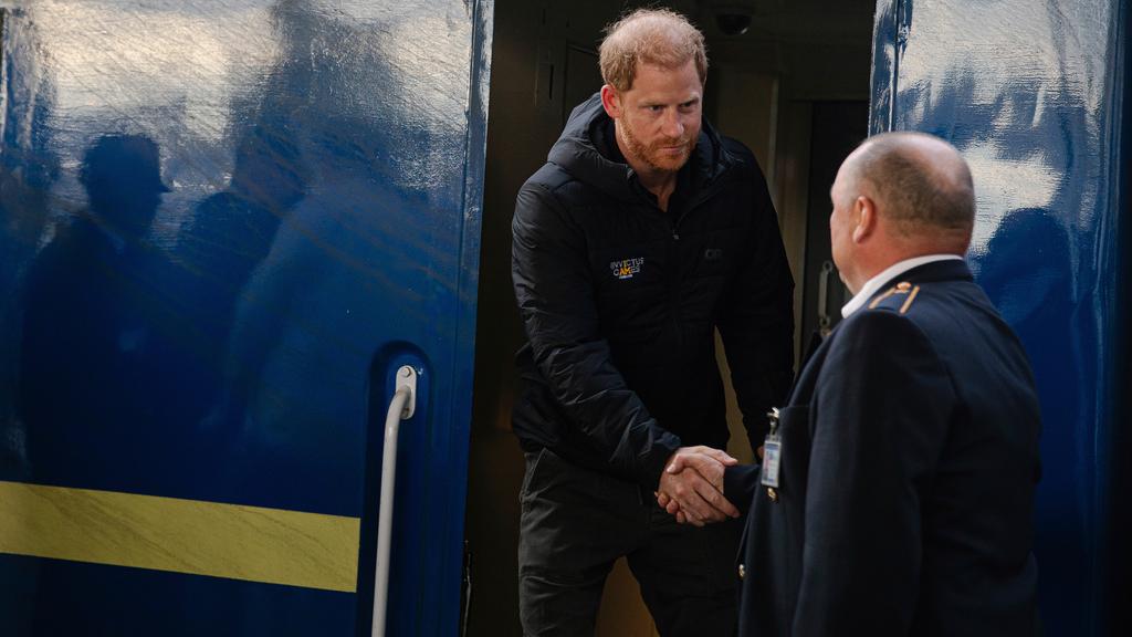 英國哈里王子乘坐列車抵達基輔。(美聯社)