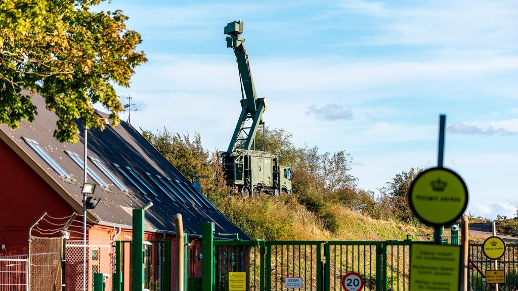 丹麥在軍事基地設置流動雷達車。(美聯社)