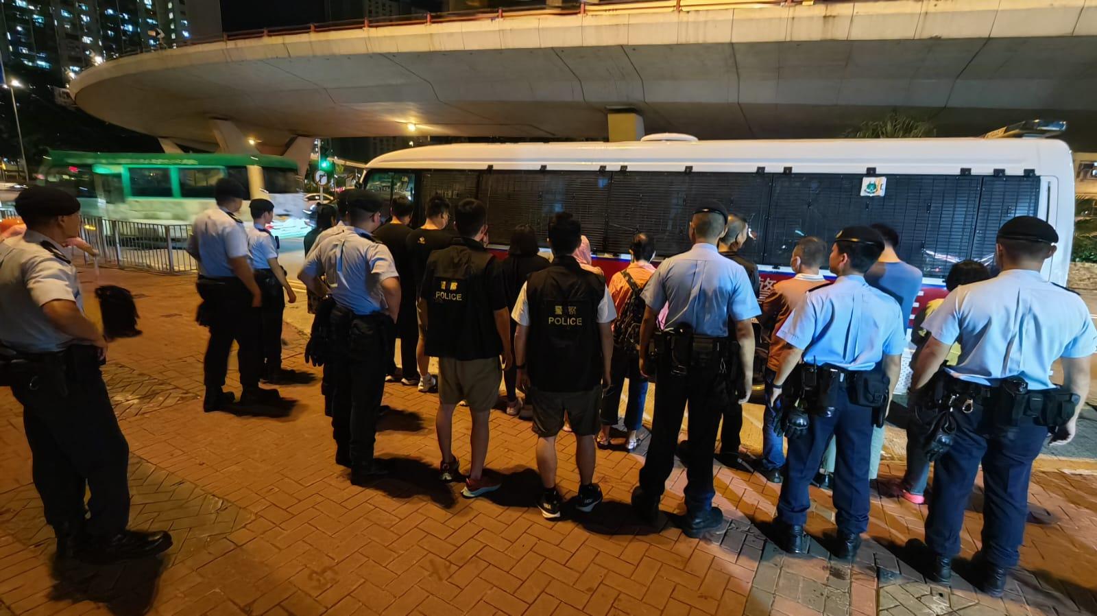 牛池灣東村單位變百家樂賭檔　警檢逾40萬賭款籌碼拘26人