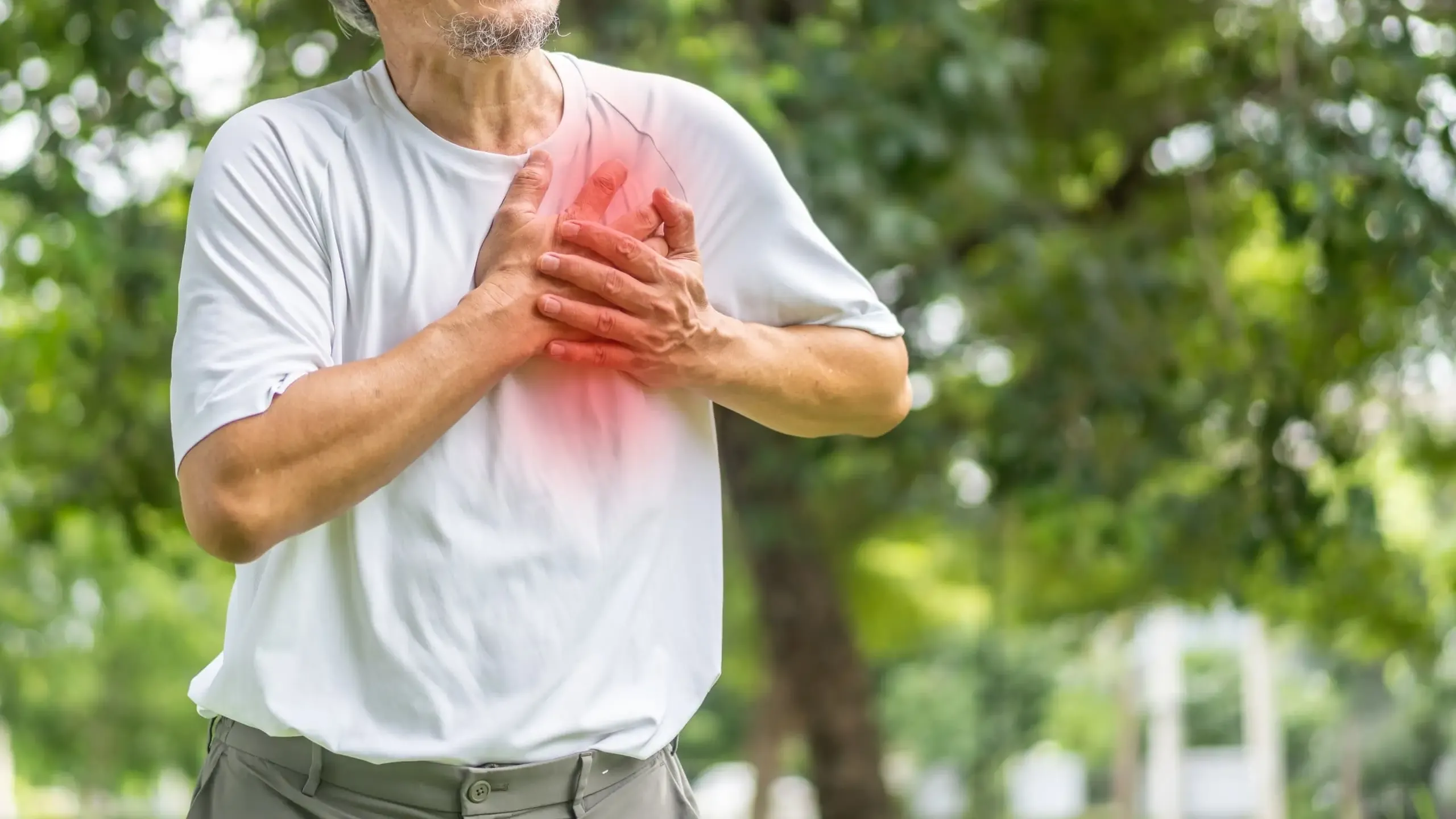 三高族群、長期吸煙或肥胖者都屬於心血管疾病的高風險群，一旦出現胸痛、呼吸困難或走路容易喘，應盡早就醫檢查，避免拖到重度狹窄，才發現已經錯過最佳治療時機。