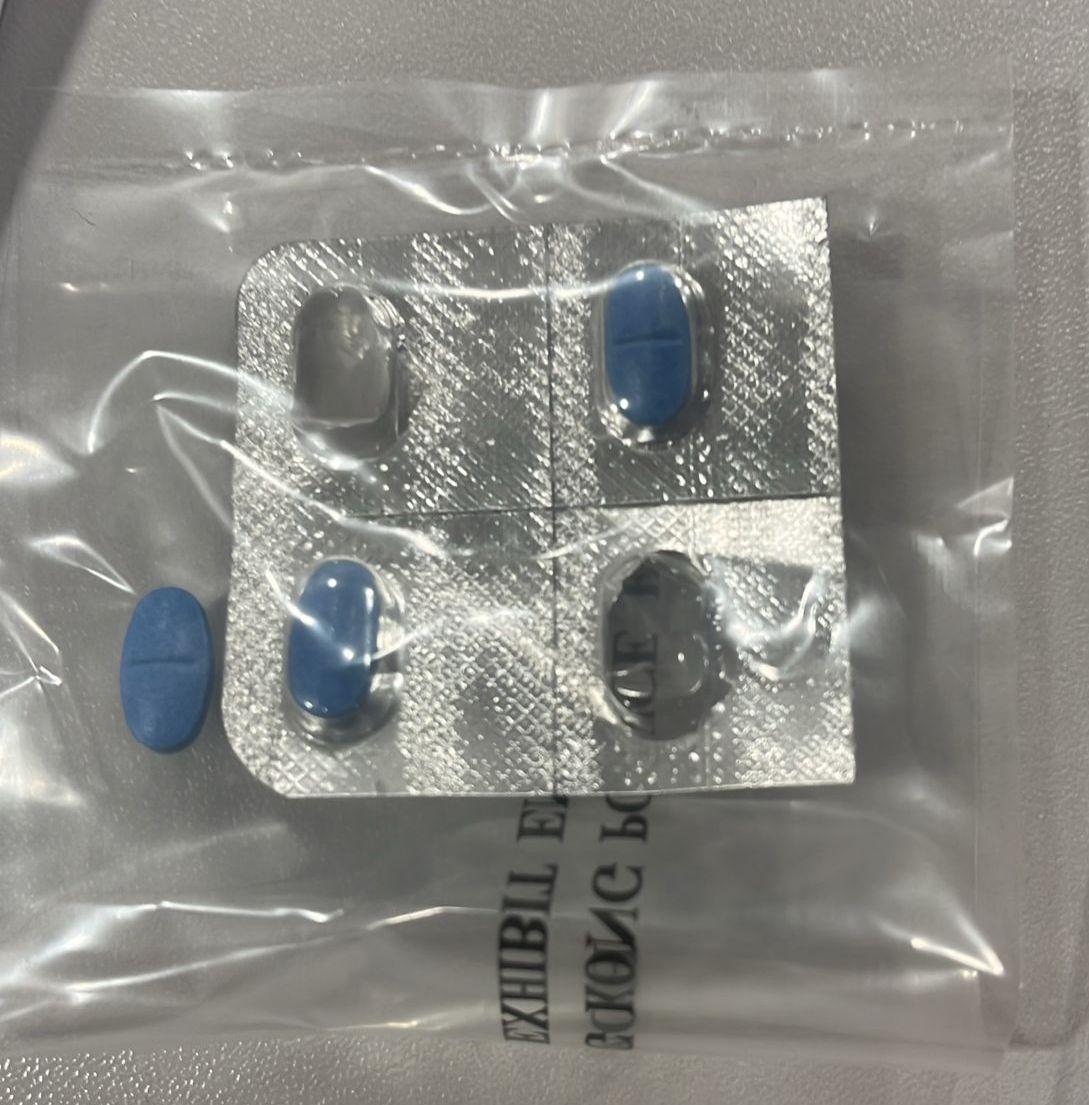 兩男深水埗街頭買賣「藍精靈」，警到場拘捕檢150元現金。(警方圖片)