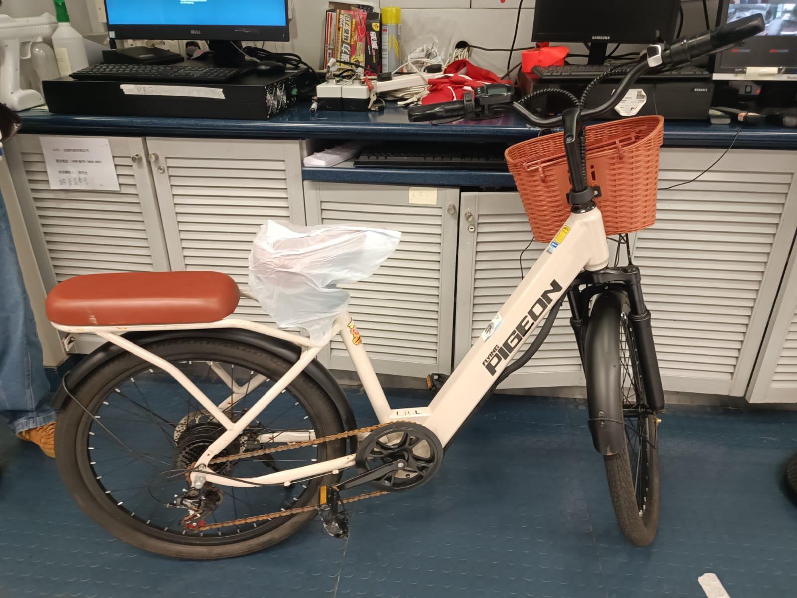 警大嶼山打擊電動單車，拘4男女扣4車。(警方圖片)