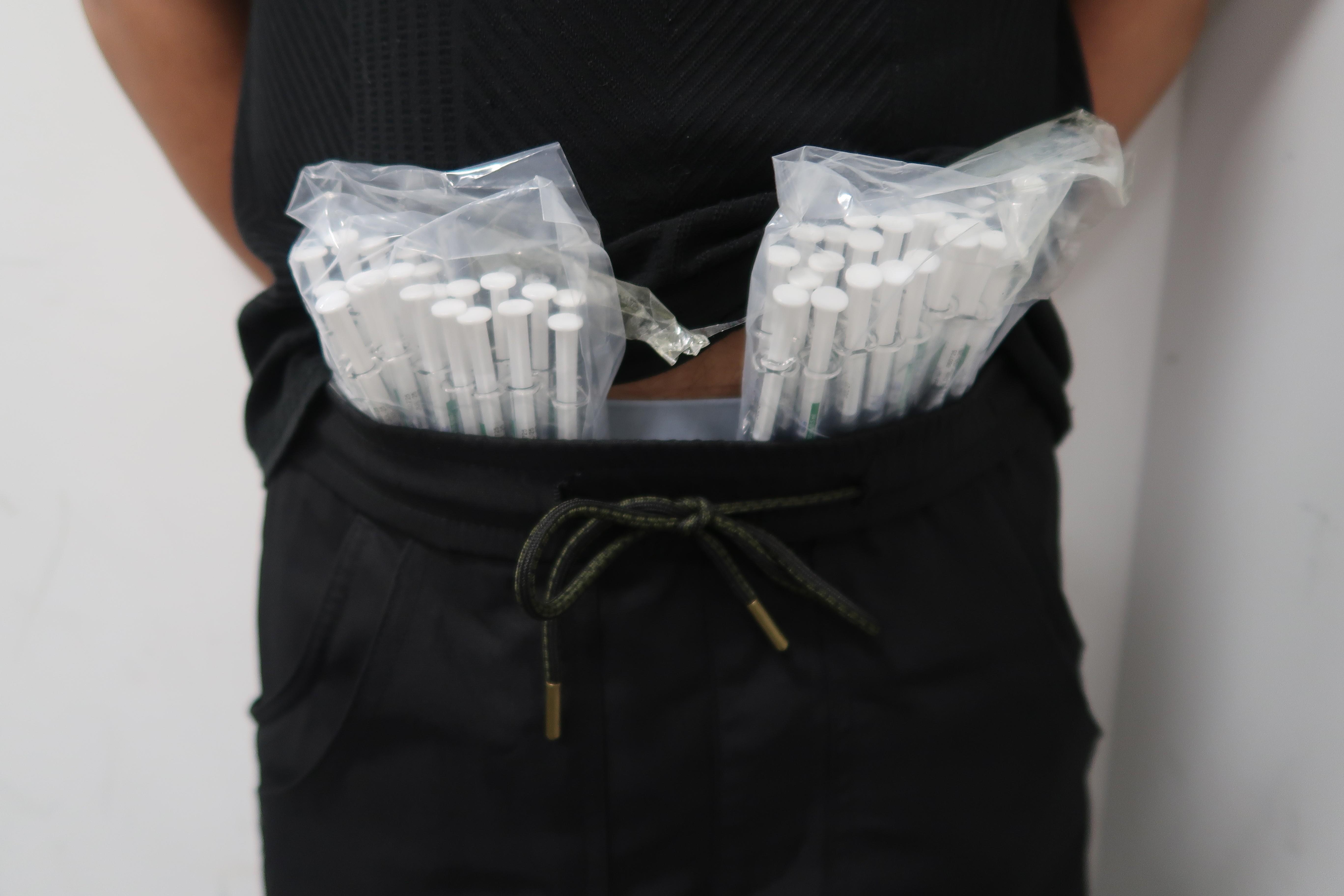 腰間褲袋藏8萬元第一部毒藥針劑出境，38歲男旅客被判囚兩個月。(政府新聞處)