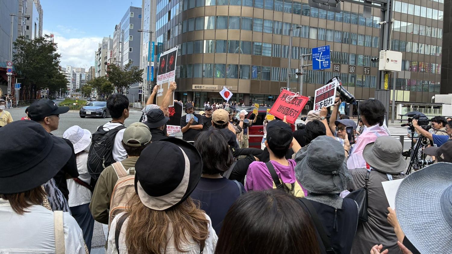 日本福岡朝倉市居民抗議興建外國人入住的公寓。(X)