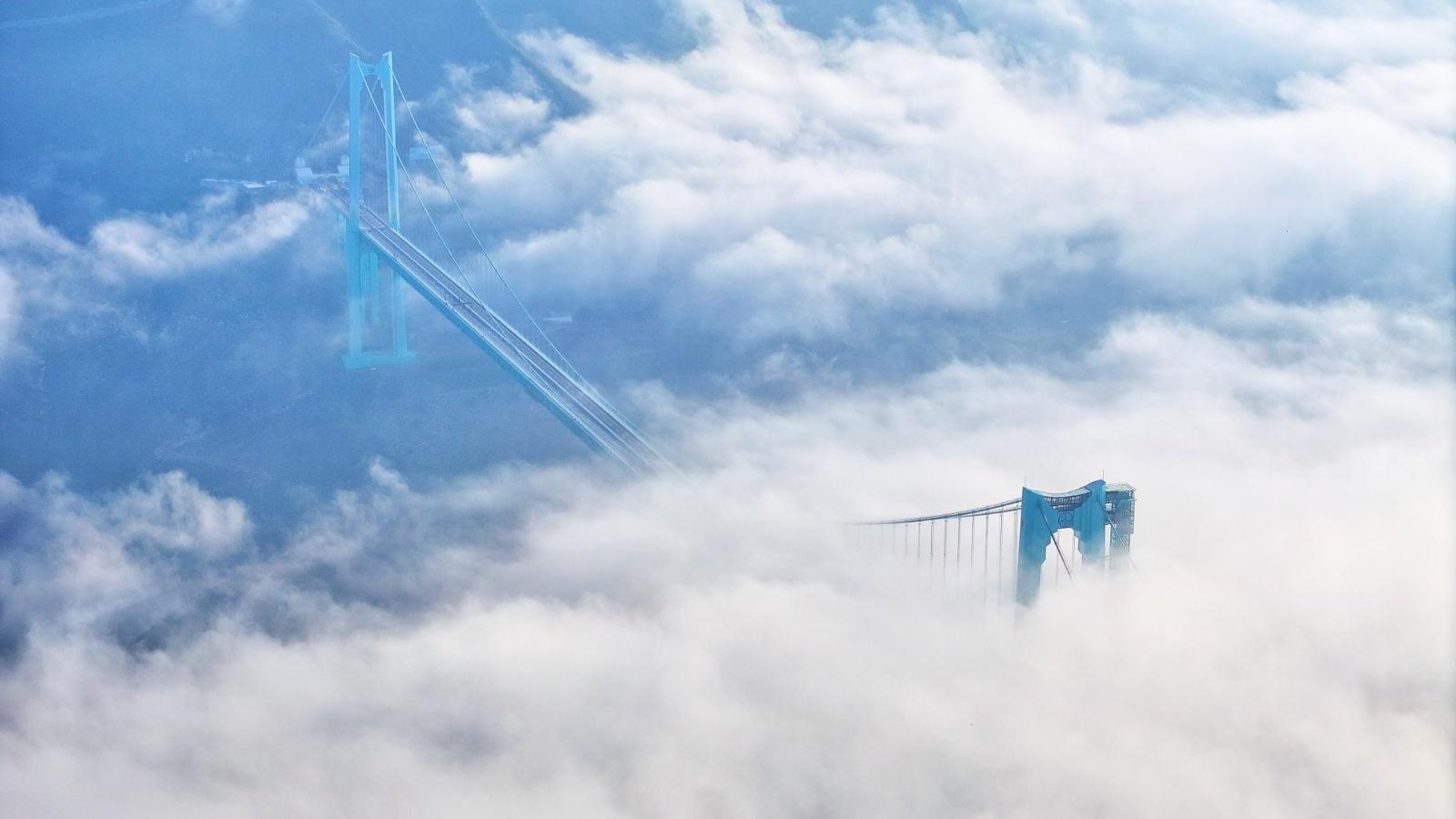 貴州花江峽谷大橋｜世界第一高橋通車　跨越地球裂縫2小時路程減至2分鐘。（新華社）